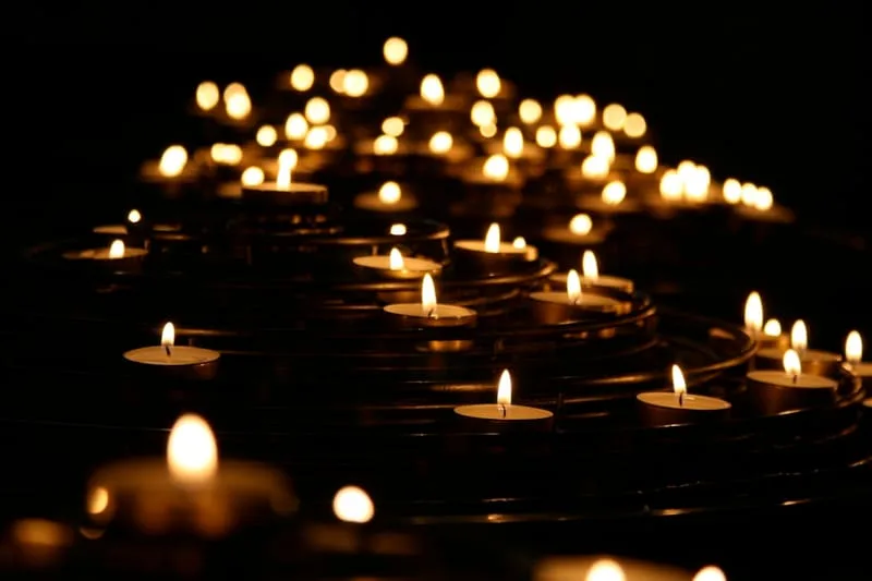 Velas encendidas en la penumbra